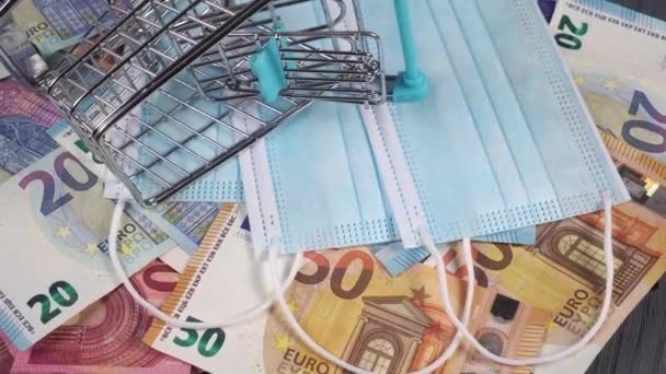 Topeng Medis Dan Troli Belanja Tumpukan Uang Kertas Euro Menutup — Stok Video
