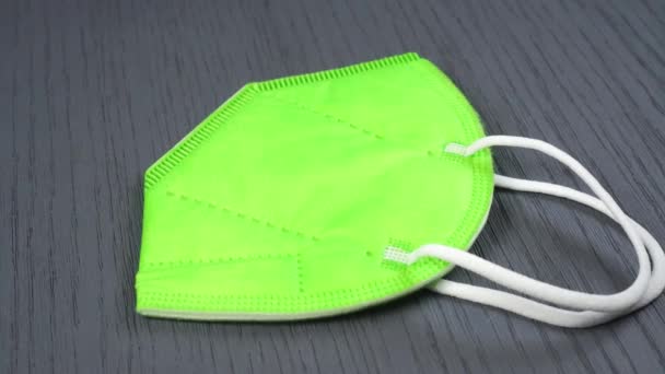 Verde Brillante Maschera Respiratore Medico Protettivo Sfondo Grigio Legno Chiudete — Video Stock