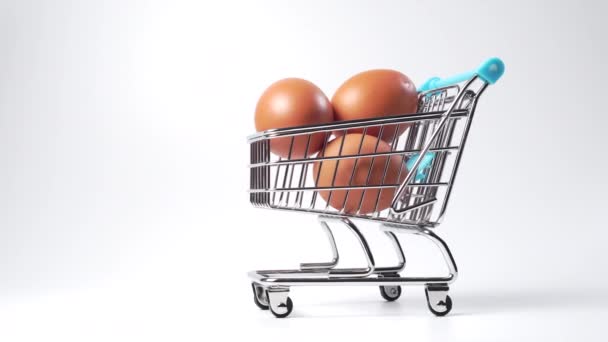 Telur Ayam Coklat Keranjang Belanja Mini Supermarket Dengan Latar Belakang — Stok Video