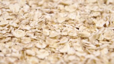 Yulaf gevrekleri bir yığın yakın çekime düşer. Makro. Ağır çekim. Dolly vurdu..