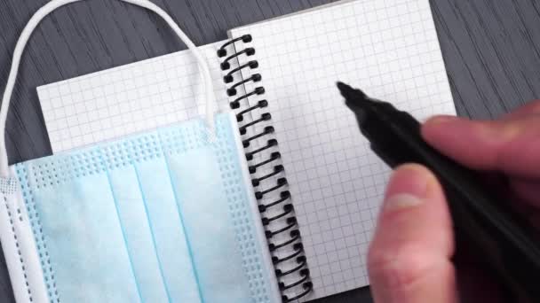 Hand Schrijft Zwarte Marker Een Vraagteken Een Open Notitieboekje Met — Stockvideo