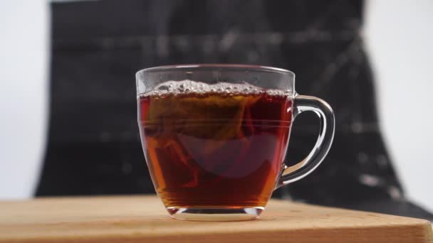Siyah Çay Poşeti Olan Şeffaf Bir Kupadan Buhar Hareketi Kabarcıklı — Stok video