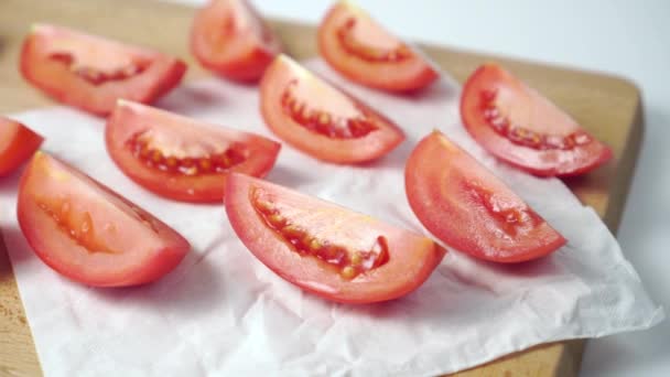 Fette Pomodoro Tovagliolo Bianco Tagliere Legno Vicino — Video Stock