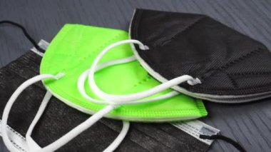 Farklı tıbbi koruyucu maskeler kapanıyor. Çeşitli maskeler. Doli Vuruşu