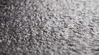 Hassas eşyalar ve elektronik aletlerin paketlenmesi ve teslimi için siyah gözenekli köpük. Makro. Doli Vuruşu