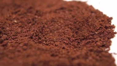 Taze öğütülmüş Arabika kahvesinin dokusu. Makro. Dolly vurdu. Seçici odak