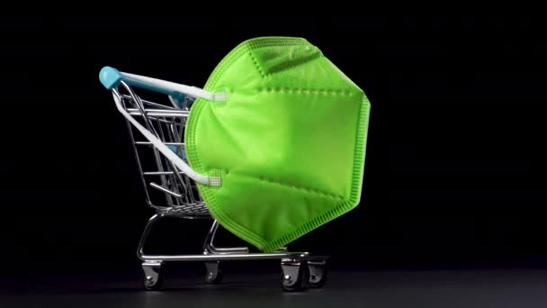 금속성 윤기가 바구니에 녹색의 의료용 마스크를 수레를 구입하는 미니어처 — 비디오