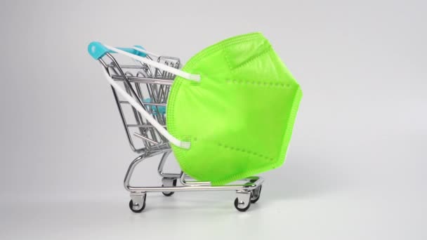 Alışveriş Arabasında Kn95 Renkli Yeşil Tıbbi Maske Yakın Plan Dolly — Stok video