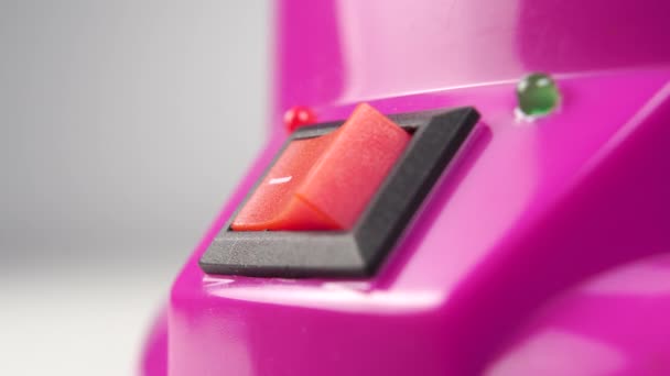 Pulsando Interruptor Rojo Posición Aparato Eléctrico Rosa Con Botón Rojo — Vídeo de stock