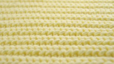 Makro yün süveter deseni yakın çekim. Sarı Paralel Örgü Satırlar
