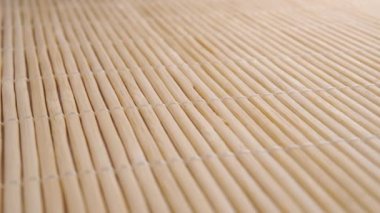 Bambu lokantası paspası suşi için kapanıyor. Makro. Dolly vurdu.