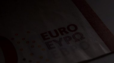 Elli Euro 'luk banknot makro çekimi için EURO tabelası. Avrupa para birimi konsepti. Hafif oyna