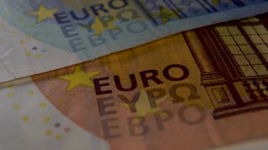 Euro banknotları kapanıyor. Kabartmalı harfler. Makro atış. Işık oyunu