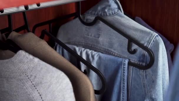 Мужчина Возвращает Джинсовую Куртку Вешалке Ряд Вешалок Одежды Закрывай Идея — стоковое видео