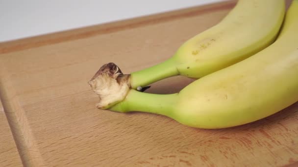 Banany Zbliżają Się Dwóch Nieobranych Egzotycznych Owoców Zieloną Łodygą Drewnianej — Wideo stockowe