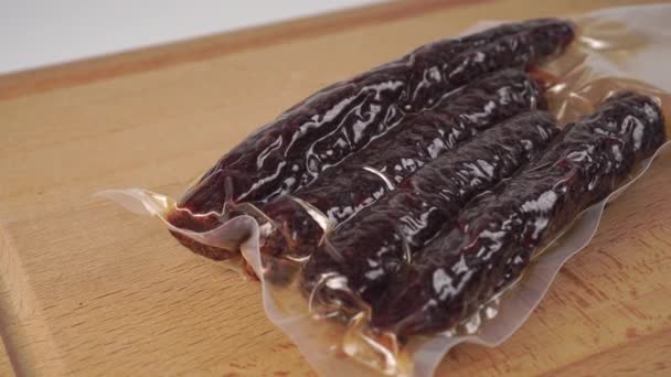 Traditionele Spaanse Chorizo Worst Een Polyethyleen Verpakking Landbouw Ecologisch Product — Stockvideo