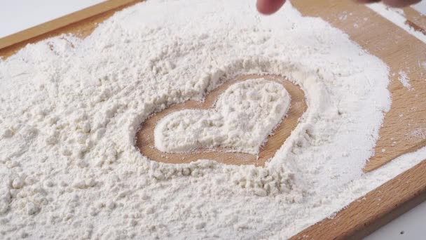 Chef Menggambar Simbol Hati Cinta Dengan Panah Tumpukan Tepung Papan — Stok Video