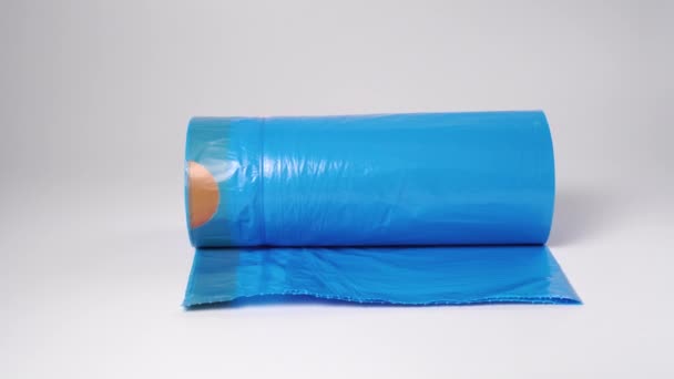 Ένα Χέρι Παίρνει Ένα Νέο Ρολό Μπλε Σακούλες Σκουπιδιών Από — Αρχείο Βίντεο