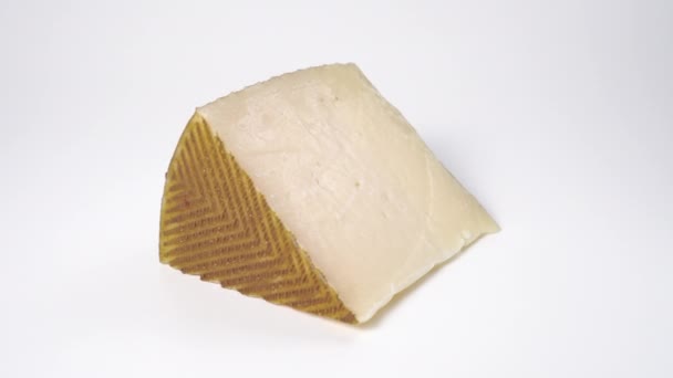 羊のチーズくさびを閉じます スペインの乳製品の珍味のウェッジ ドリー ショット — ストック動画