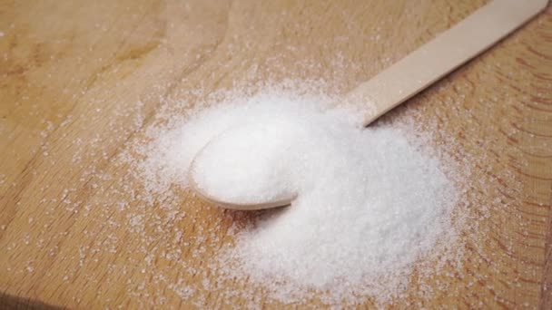 Cuchara Madera Azúcar Blanco Sobre Una Superficie Madera Cerca Dolly — Vídeo de stock