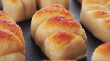 İspanyol geleneksel badem ezmesi. Koyu bir taş standına yakın altın kabuklu. Makro. Doli Vuruşu