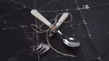 Buruşuk, eski püskü kağıt üzerinde çatal ve kaşık. Diyet motivasyon kavramı