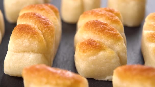 Frisch Gekochtes Marzipan Aus Nächster Nähe Goldene Traditionelle Spanische Süßigkeiten — Stockvideo