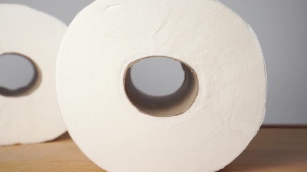 Rollen Wit Toiletpapier Close Een Houten Tafel Dolly Neergeschoten — Stockvideo