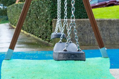 Boş salıncak, zincire yakın ve çocuk parkında plastik koltuk. Kilitleme kavramı