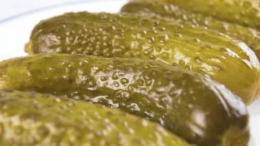 Çatal, turşulu turşuyu delip geçiyor. Makro çekim