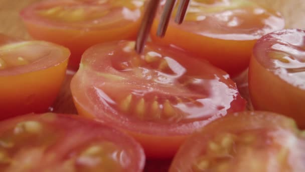 Widelec Przebija Pół Dojrzałego Pomidora Wiśniowego Sałatce Bliska Strzał Makro — Wideo stockowe