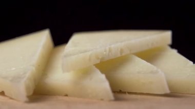 Dilimlenmiş eski peynir. Ağır çekimde düşen kesikler. Makro. Doli Vuruşu
