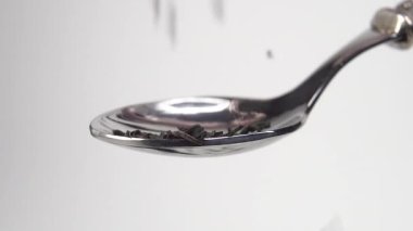 Sağlıklı Çay Yaprakları Yavaş Çekimde Parlak Çay Kaşığına Düşüyor. Makro çekim