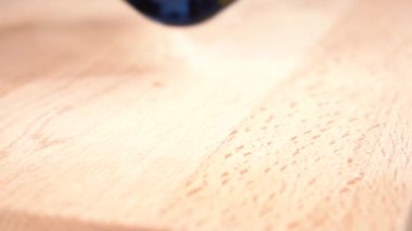 Çok renkli heykelcikler yavaş çekimde ahşap bir yüzeye yakın çekimde düşerler. Çeşitlilik ve bireysellik kavramı