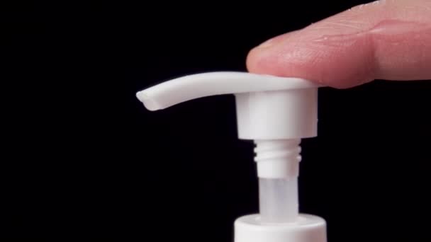 Gros Plan Doigt Masculin Pressant Désinfectant Pour Les Mains Afin — Video