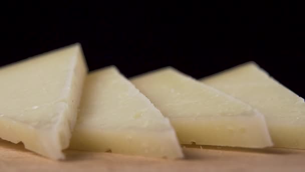 Trozo Queso Duro Cae Montón Queso Oveja Rodajas Cerca Macro — Vídeos de Stock