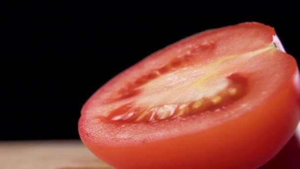 Half Rijp Gesneden Tomaat Close Een Houten Snijplank Zwarte Achtergrond — Stockvideo