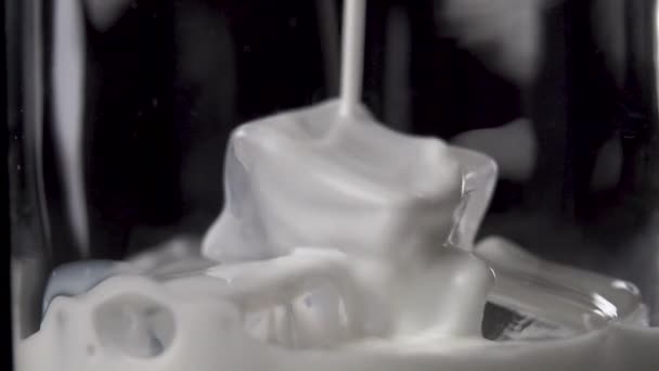Молоко Наливається Кубики Льоду Склянці Темному Фоні Макро Постріл Повільний — стокове відео