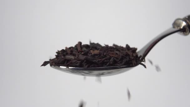 Sušené Listy Anglického Prémiového Čaje Padají Plné Čajové Lžičky Zpomaleném — Stock video