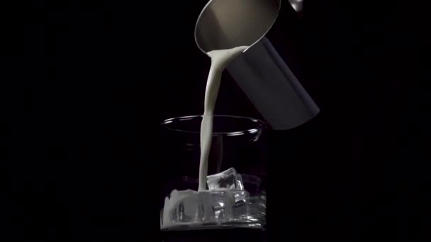 Flusso Latte Fresco Fattoria Versato Bicchiere Con Cubetti Ghiaccio Una — Video Stock