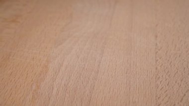 İlaç kutusundan yavaş çekimde atılır. Bir yığın hap ahşap bir masaya saçıldı. Kapatın. Sağlık kavramı