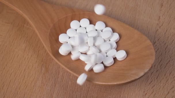 Les Pilules Médicinales Blanches Tombent Dans Une Cuillère Bois Sur — Video