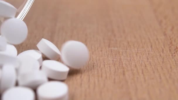 Tabletták Szétszóródnak Üvegtartályból Lassított Felvételben Makró Dolly Lőtt Egészségügyi Koncepció — Stock videók