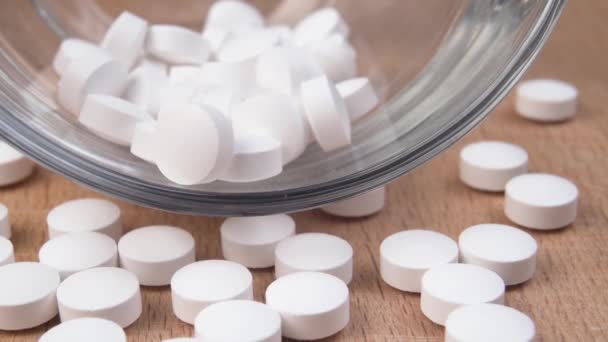 Witte Pillen Een Glazen Pot Macro Verspreid Medicijn Een Houten — Stockvideo