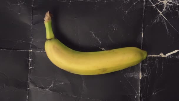 Ein Mann Bedeckt Eine Banane Mit Einer Medizinischen Schutzmaske Auf — Stockvideo