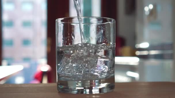 Чисту Питну Воду Наливають Склянку Кубиками Льоду Кухні Кімната Вікном — стокове відео