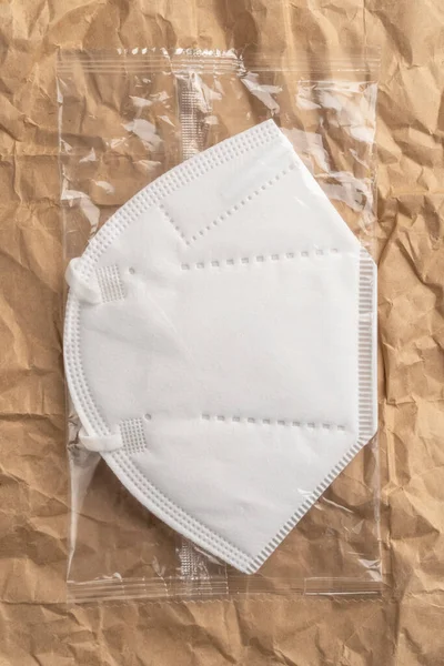 의료용 보호용 마스크 Kn95 종이에 셀로판 배경이 클로즈업 수직적 온라인 — 스톡 사진
