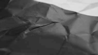 Kırışmış siyah beyaz kağıt ve pürüzlü katlar. Makro. Doli Vuruşu
