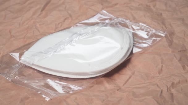 Ademhalingsmasker Kn95 Plastic Verpakking Verkreukeld Kraftpapier Close Dolly Neergeschoten — Stockvideo
