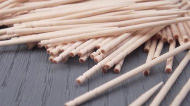 Ahşap bir yüzeyde bir sürü kürdan. Makro. Doli Vuruşu